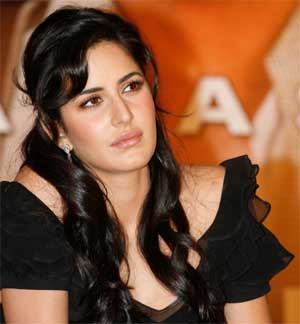 katrina kaif,house riding,fell down,fitoor,adityrai kapoor  కత్రినాకి  గుర్రం ఝలక్!